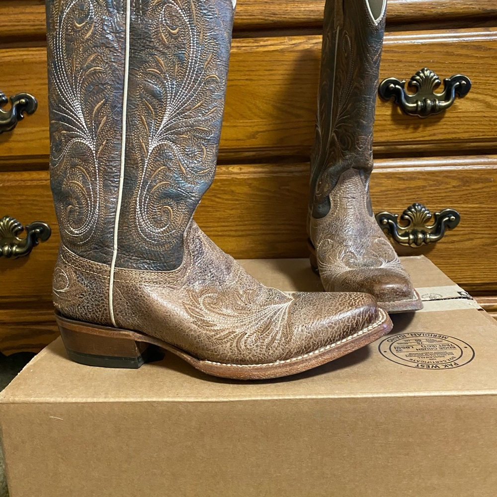 Like New Women’s Ariat Brown Embroidered Western Boots Distressed Leather Lined